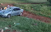 Dursunbey'de otomobil şarampole uçtu 3 yaralı