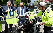 Edremit'te motosiklet sürücülerine reflektif yelek dağıtıldı