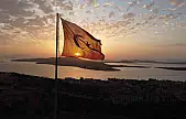 Gün batımında Türk bayrağı ve Ayvalık adaları görsel şölen oluşturdu