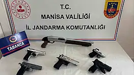 Evlerinde ruhsatsız tüfek ve tabancalarla yakalandılar
