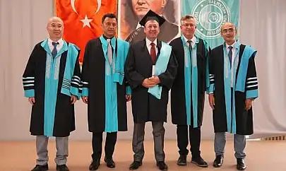 60 yaşında üniversite diploması sahibi oldu