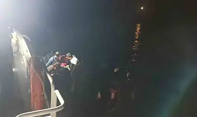 Ayvalık'ta 13'ü çocuk 43 düzensiz göçmen ve yasa dışı yollarla ülkeyi terk etmeye çalışan 2 Türk vatandaşı yakalandı