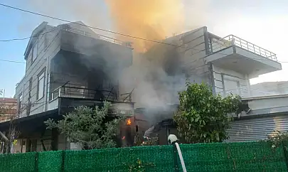 Ayvalık'ta bir villanın garajında park halindeki araçta çıkan yangın eve sıçradı