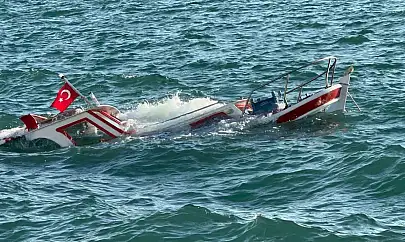 Ayvalık'ta demirli olan balıkçı teknesi su alarak battı