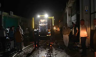 Ayvalık'ta gözlük fabrikası alev alev yandı