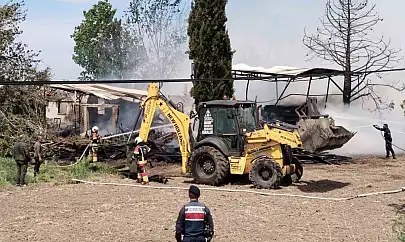 Ayvalık'ta kereste deposunda çıkan yangın güçlükle söndürüldü