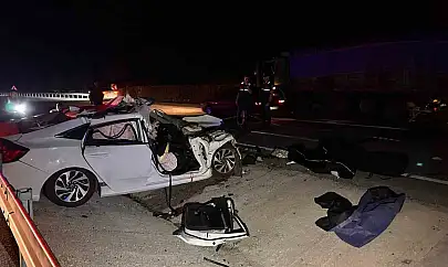 Balıkesir'de arefe günü kazayla başladı: Kamyona çarpan otomobilde 2 kişi hayatını kaybetti