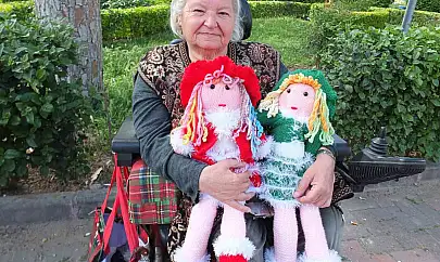 Balıkesir'de bedensel engelli Müfide hanım evinde üretiyor, parkta satıyor