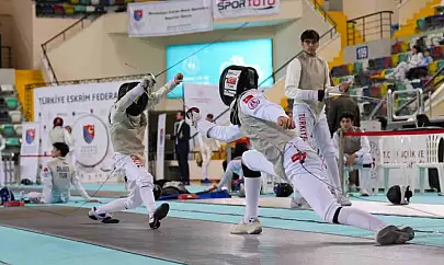 Balıkesir'de sporcular eskrimde şampiyonluk için yarışıyor