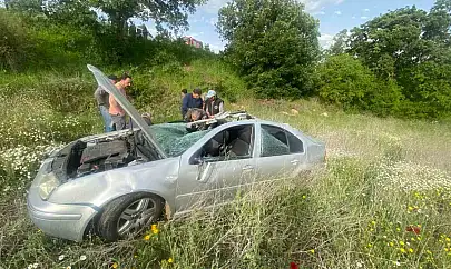 Balıkesir'de tarlaya uçan aracın sürücüsünü vatandaşlar kurtardı