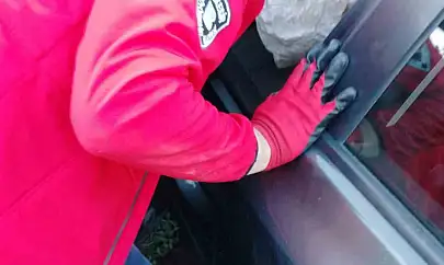 Balya'da otomobil şarampole uçtu 1 yaralı
