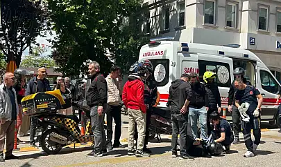 Bandırma'da motosikletli kurye kazada yaralandı