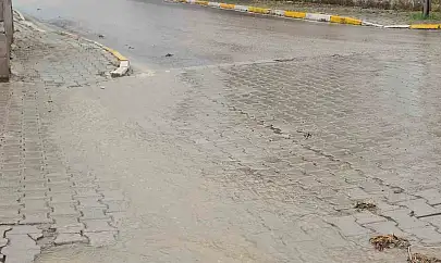 Bandırma'da sağanak yağış sele neden oldu...Vatandaşlar zor anlar yaşadı