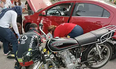 Burhaniye'de motosiklet otomobile çarptı