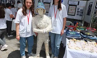 Burhaniyeli öğrenciler atık malzemelerden heykel yaptı