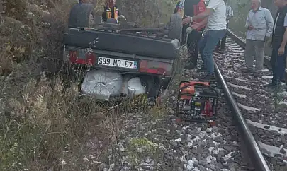 Dursunbey'de otomobil şarampolden tren yoluna uçtu