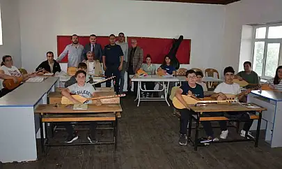 Edremit'te açılan bağlama kursu ağır misafirleri ağırladı