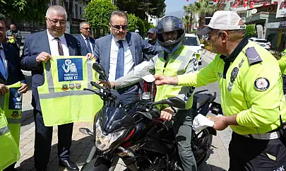 Edremit'te motosiklet sürücülerine reflektif yelek dağıtıldı