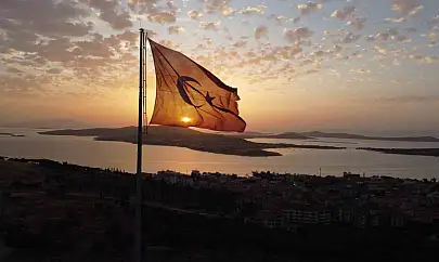 Gün batımında Türk bayrağı ve Ayvalık adaları görsel şölen oluşturdu