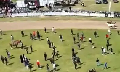 Jokeyi üzerinden attı, yarışa devam etti