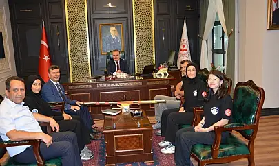 Kaymakam Odabaş, robotik şampiyonları ağırladı