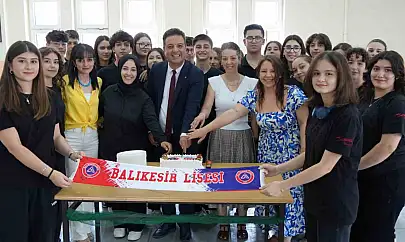 Milyonluk izlenmeye pastalı kutlama