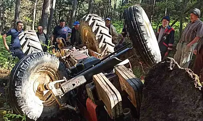 Sındırgı'da traktör altında kalan sürücü hayatını kaybetti
