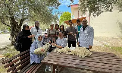TAB öğrencileri geleneksel yöntemlerle yün ipliğini renklendirdi