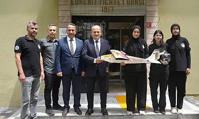 Türkiye ikincisi olan öğrencilerden Edremit Ticaret Odası'na ziyaret
