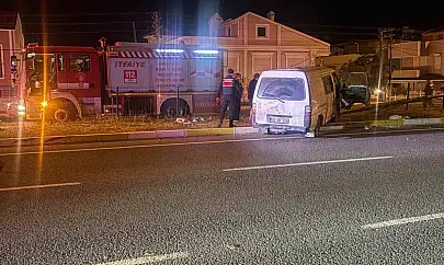 Yoldan çıkıp elektrik direğine çarpan minibüste can pazarı