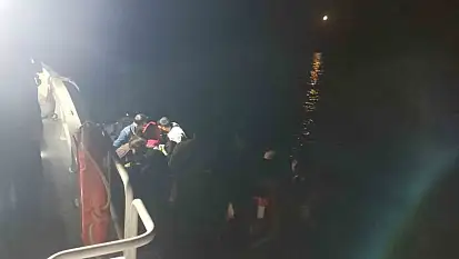 Ayvalık'ta 13'ü çocuk 43 düzensiz göçmen ve yasa dışı yollarla ülkeyi terk etmeye çalışan 2 Türk vatandaşı yakalandı