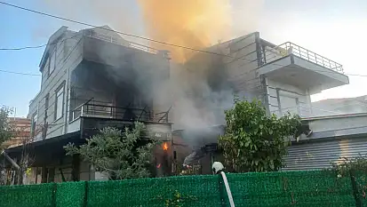 Ayvalık'ta bir villanın garajında park halindeki araçta çıkan yangın eve sıçradı