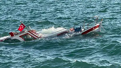 Ayvalık'ta demirli olan balıkçı teknesi su alarak battı