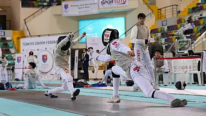 Balıkesir'de sporcular eskrimde şampiyonluk için yarışıyor