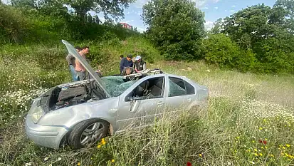 Balıkesir'de tarlaya uçan aracın sürücüsünü vatandaşlar kurtardı