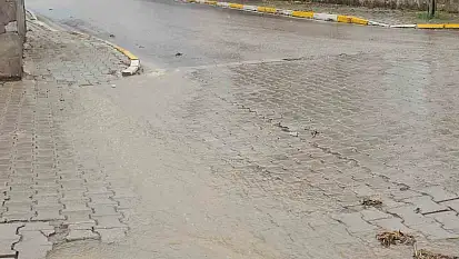 Bandırma'da sağanak yağış sele neden oldu...Vatandaşlar zor anlar yaşadı