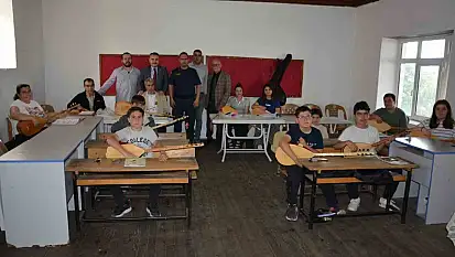 Edremit'te açılan bağlama kursu ağır misafirleri ağırladı