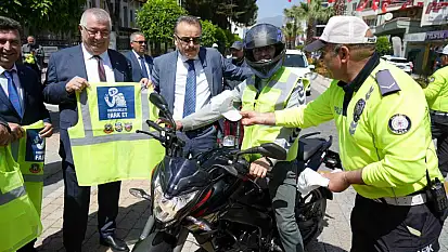 Edremit'te motosiklet sürücülerine reflektif yelek dağıtıldı