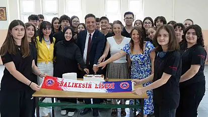 Milyonluk izlenmeye pastalı kutlama