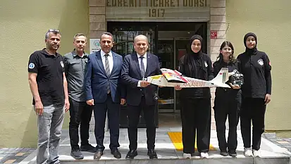 Türkiye ikincisi olan öğrencilerden Edremit Ticaret Odası'na ziyaret
