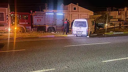 Yoldan çıkıp elektrik direğine çarpan minibüste can pazarı