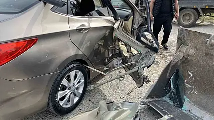Ayvalık'ta iş makinesi ile otomobil çarpıştı: 1 çocuk ve 1 hamile kadın yaralandı