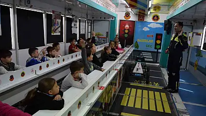 Jandarmadan çocuklara ve vatandaşlara trafik farkındalığı