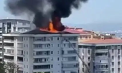 6 katlı binanı çatısı küle döndü