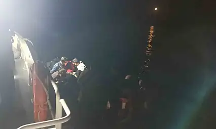 Ayvalık'ta 13'ü çocuk 43 düzensiz göçmen ve yasa dışı yollarla ülkeyi terk etmeye çalışan 2 Türk vatandaşı yakalandı