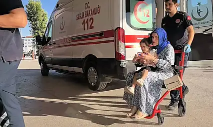 Bursa'da hafif ticari araç ile otomobil çarpıştı 1'i çocuk 2 kişi yaralandı