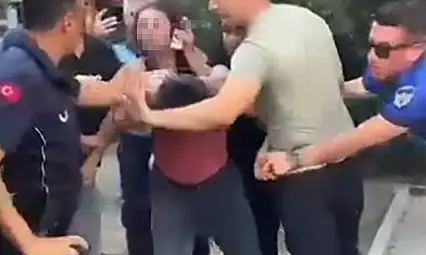 Seyyar satıcıyı tekme tokat döven zabıtalar açığa alındı