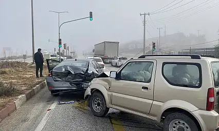 Sisli hava zincirleme kazayı beraberinde getirdi: 2 yaralı