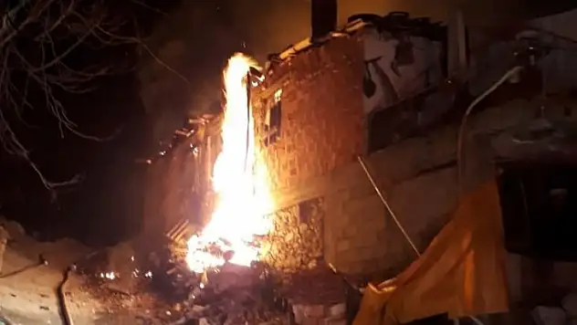 2 evin kül olduğu alevlerin arasından çıkamayan yaşlı kadın hayatını kaybetti