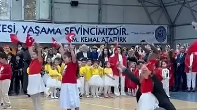 23 Nisan'da yürekleri ısıtan anlar: Bursa'da bir baba, özel eğitim sınıfındaki kızını yalnız bırakmadı